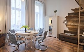 Quiet Courtyard Apartment
